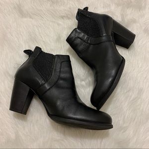 UGG Australia Women’s Size 12 Black Leather Chelsea Poppy Ankle Boots